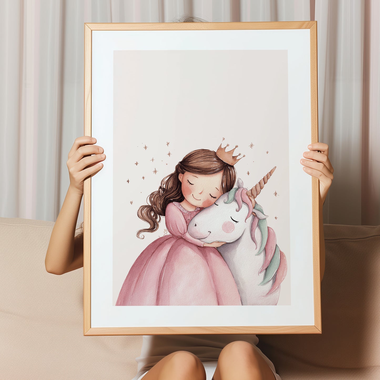 Kinderzimmerbild mit einem gemaltem Einhorn und Prinzessin die sich umarmen. Poster für das Kinderzimmer