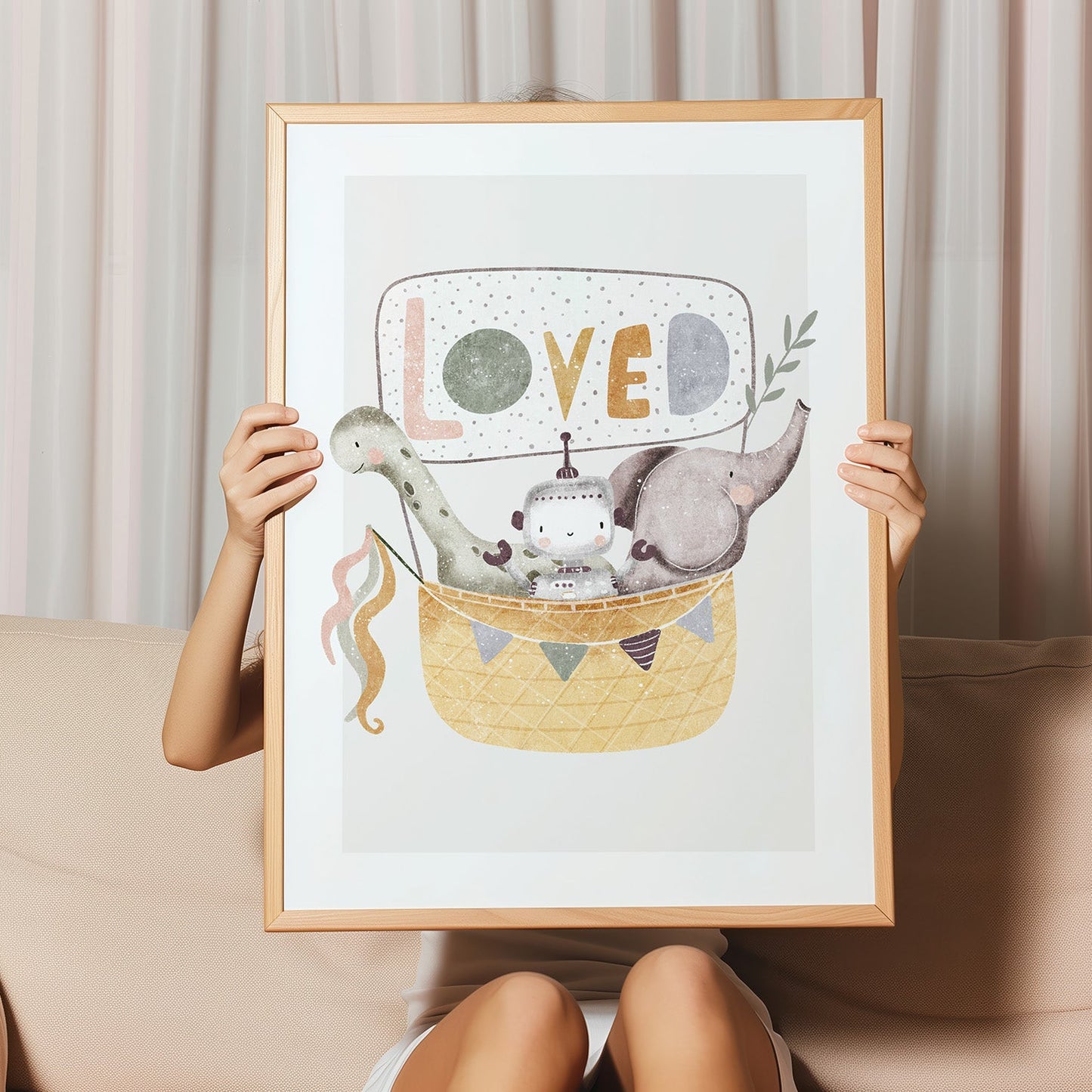 Kinderzimmerbil mit Tieren in einem Heißluftballon mit dem Text Loved- Poster für das Kinderzimmer