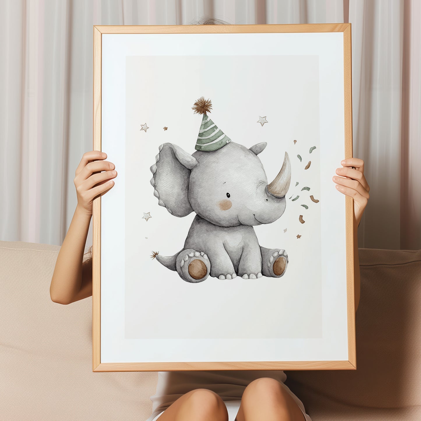 Kinderzimmerbild mit einem gemaltem Dinosaurier mit einemGeburtstagshut auf. Poster für das Kinderzimmer