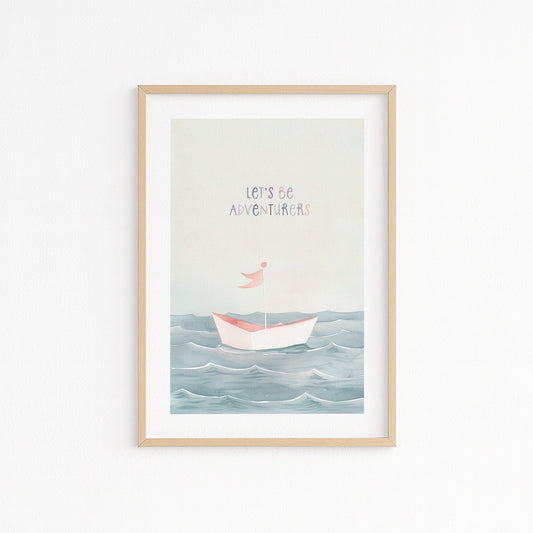 Kinderzimmerbild mit einem Boot auf dem Meer mit dem Text lets be abventurers - Poster für das kinderzimmer