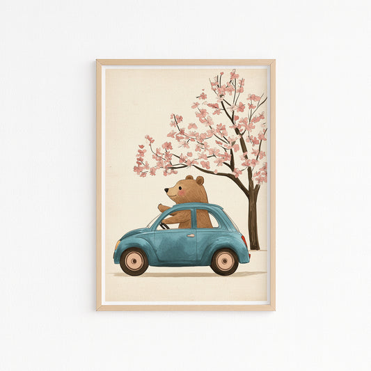 Kinderzimmer Bild mit einer Bärenim einem Auto vorbeifahrend an einen Blüttenbaum auf beigen Hintergrund . Posterfür das Kinderzimmer Babyzimmer