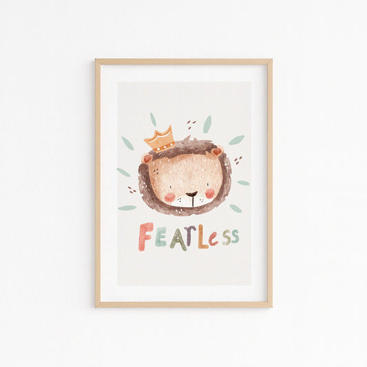 Kinderzimmerbild mit einem Löwen der eine Krone trägt und mit dem Text Fearless - poster für das Kinderzimmer
