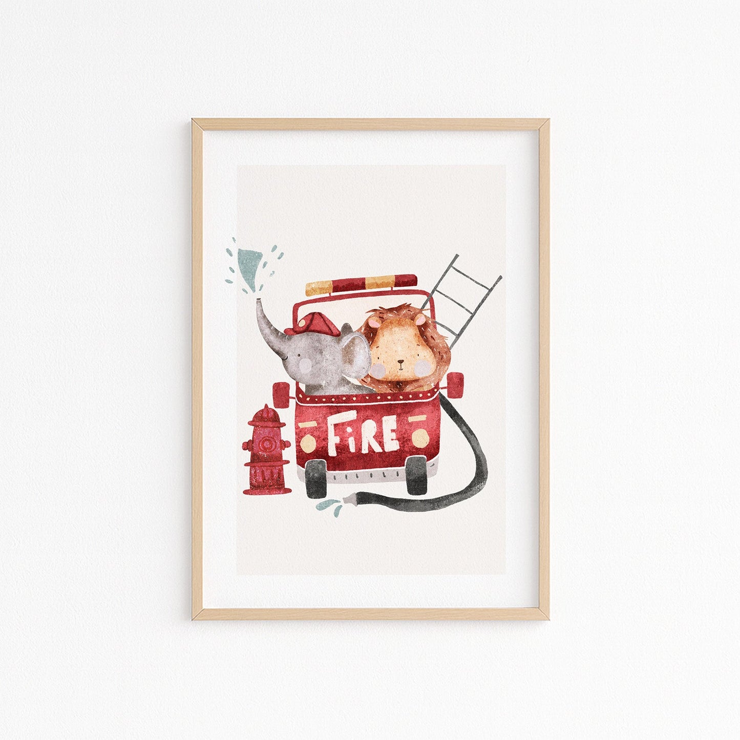 Kinderzimmerbild mit einem Feuerwehrauto mit einem Löwen und einem Elefant poster für das Kinderzimmer