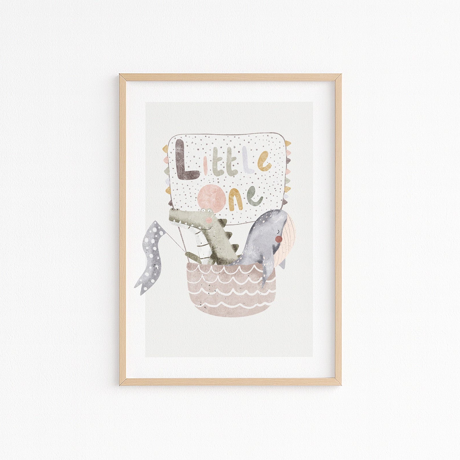 Kinderzimmerbild Tiere in einem Heißluftballon mit dem Text Little One - Poster für das Kinderzimmer