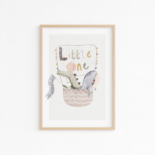 Kinderzimmerbild Tiere in einem Heißluftballon mit dem Text Little One - Poster für das Kinderzimmer