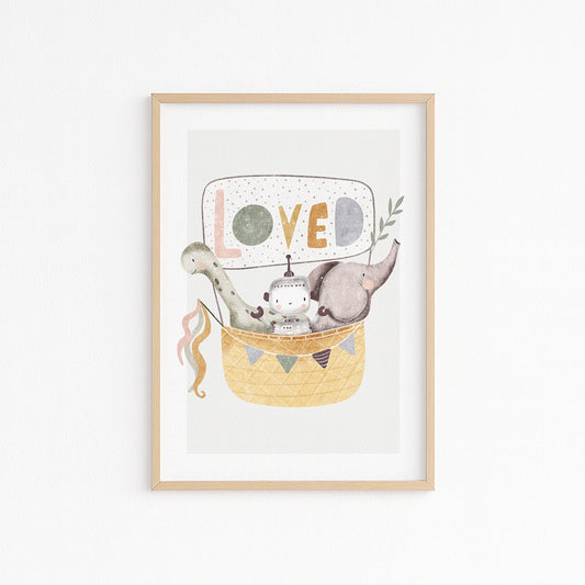 Kinderzimmerbil mit Tieren in einem Heißluftballon mit dem Text Loved- Poster für das Kinderzimmer