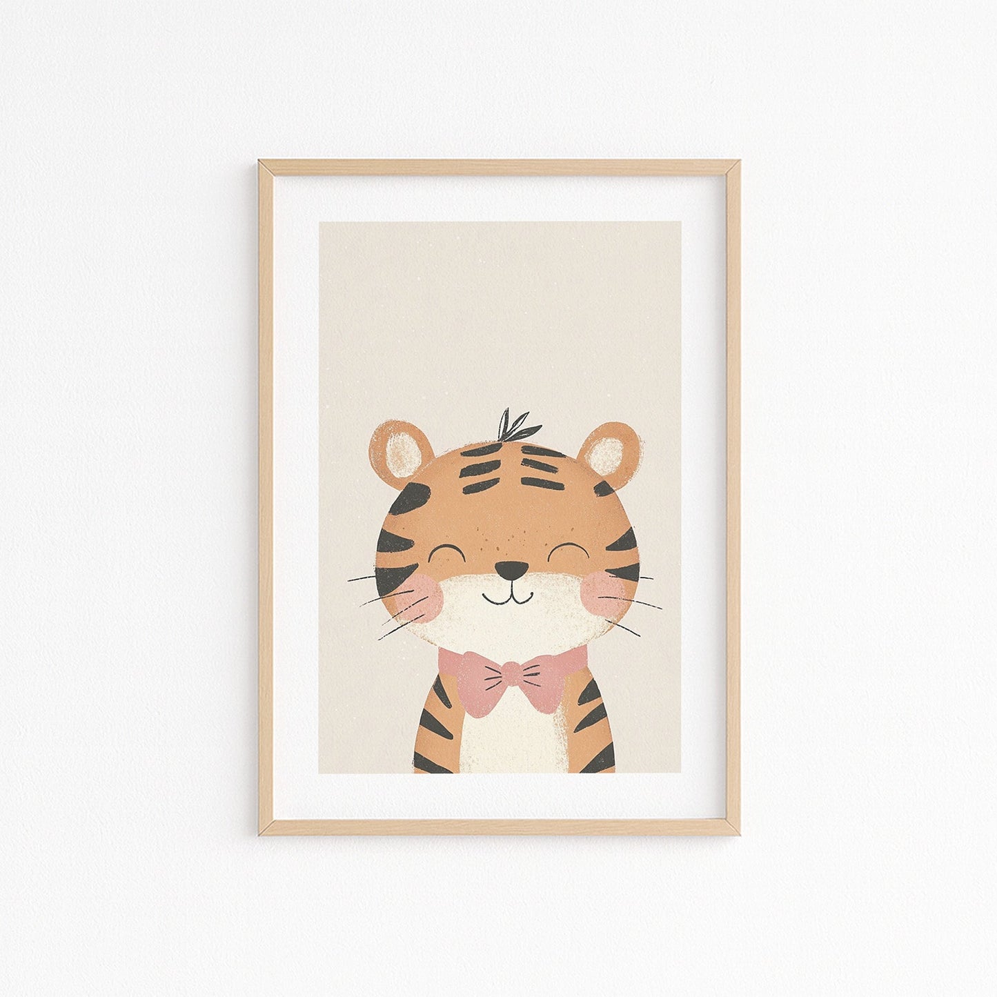 Wandbild mit gezeichneten Tiger mit einer roten Fliege um den Hals auf beigen Hintergrund. 
