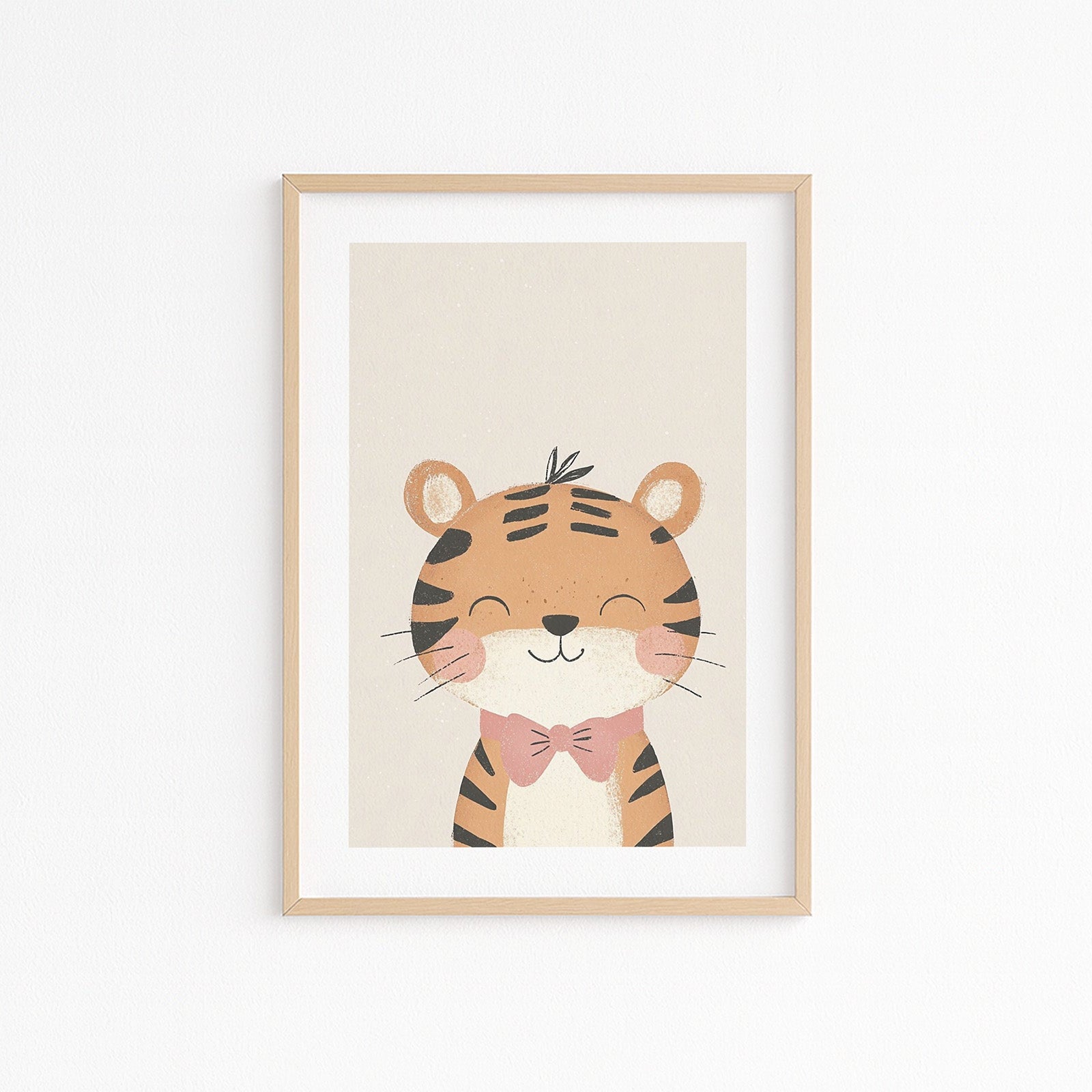 Wandbild mit gezeichneten Tiger mit einer roten Fliege um den Hals auf beigen Hintergrund. 
