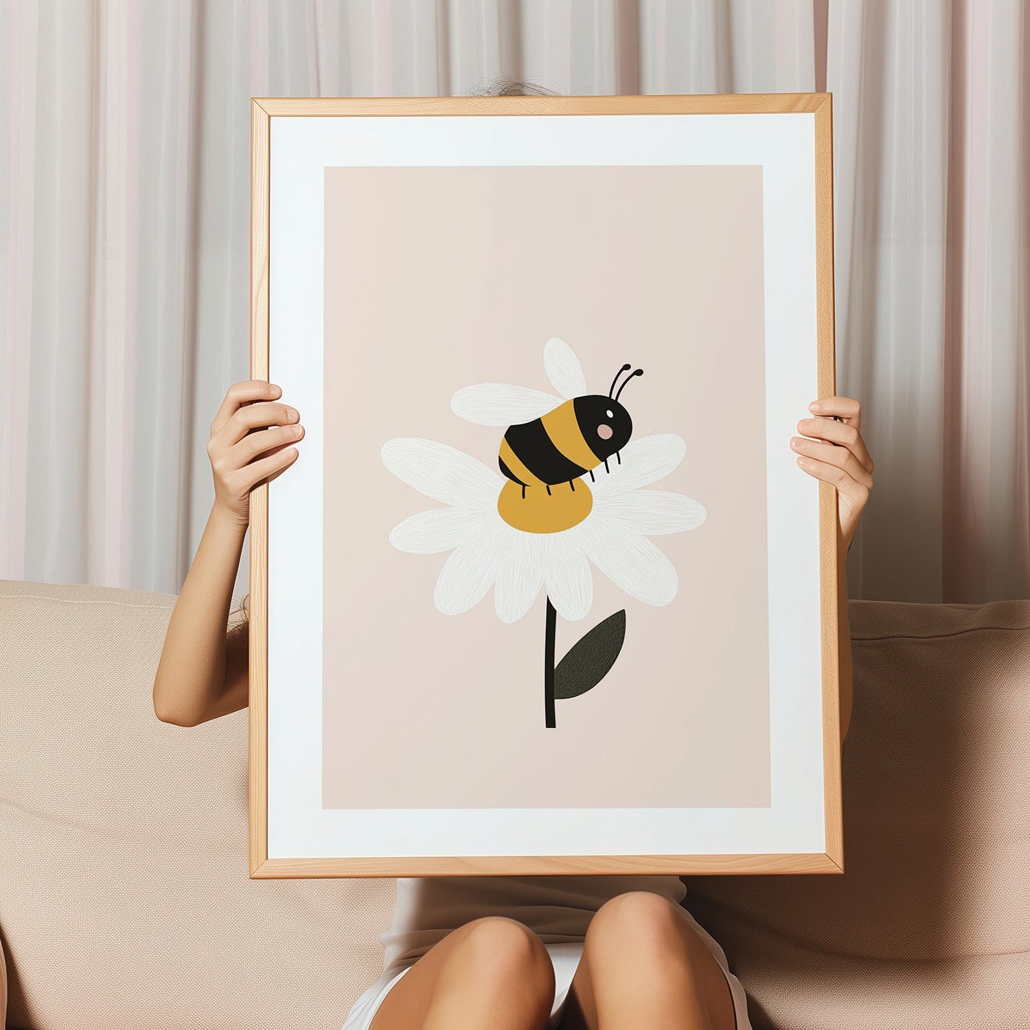 Kinderzimmerbild mit einer Blume und einer Biene auf rosa hintergrund - poster für das Kinderzimmer