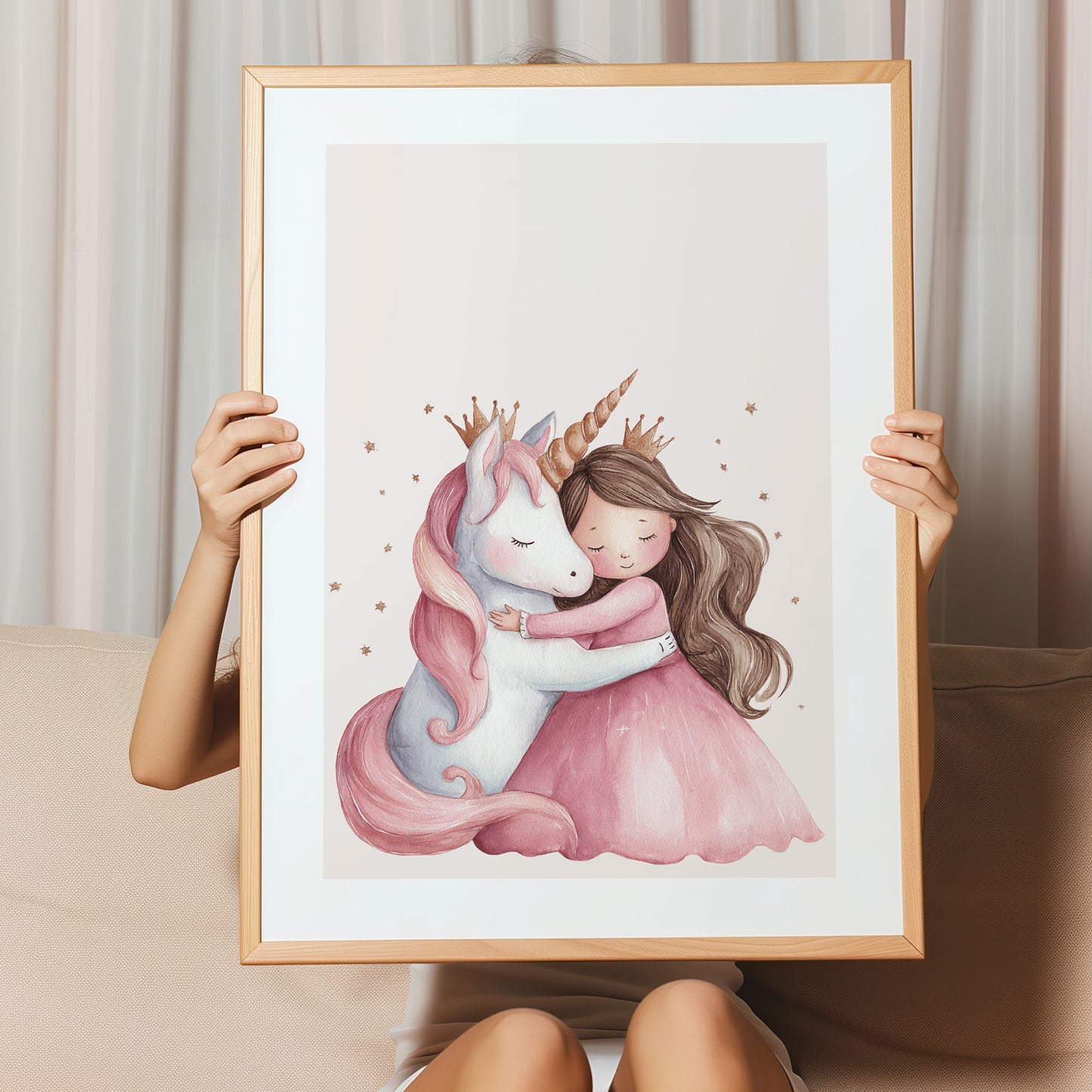 Kinderzimmerbild mit einem gemaltem Einhorn und Prinzessin die sich umarmen.  Poster für das Kinderzimmer 