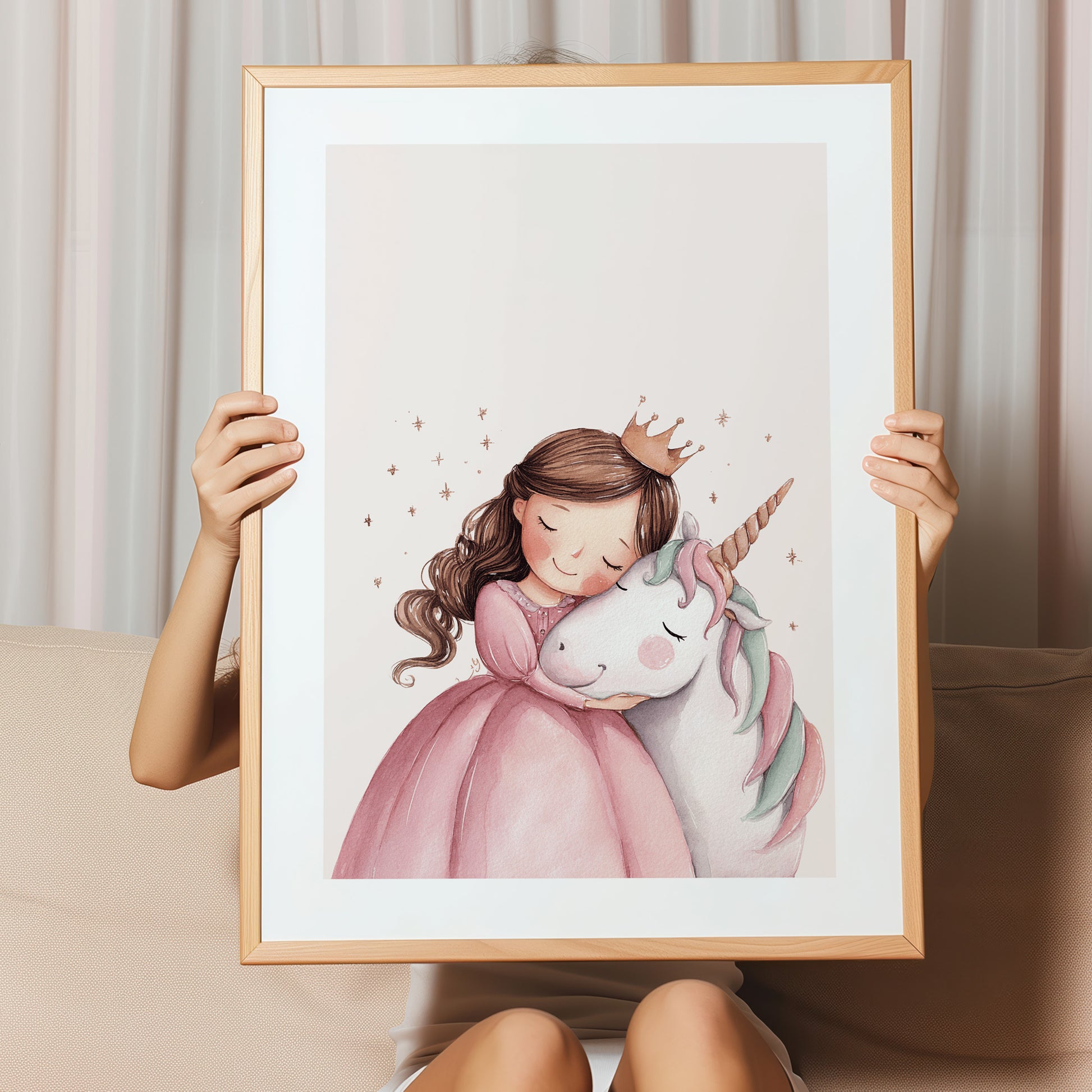 Kinderzimmerbild mit einem gemaltem Einhorn und Prinzessin die sich umarmen.  Poster für das Kinderzimmer 