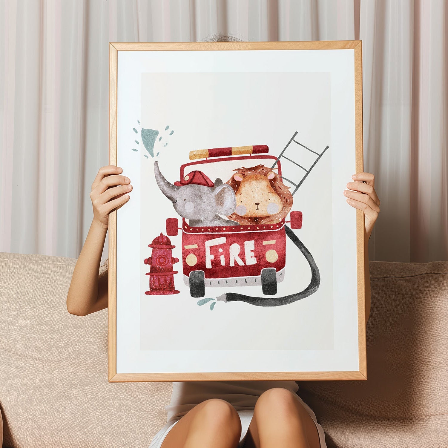 Kinderzimmerbild mit einem Feuerwehrauto mit einem Löwen und einem Elefant poster für das Kinderzimmer