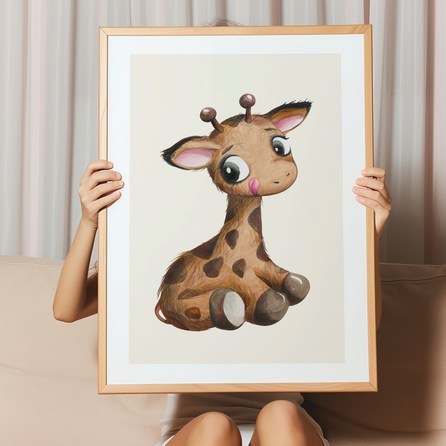 Kinderzimmerbild mit einem gemaltem Giraffe auf beigen Hintergrund. Poster für das Kinderzimmer Babyzimmer