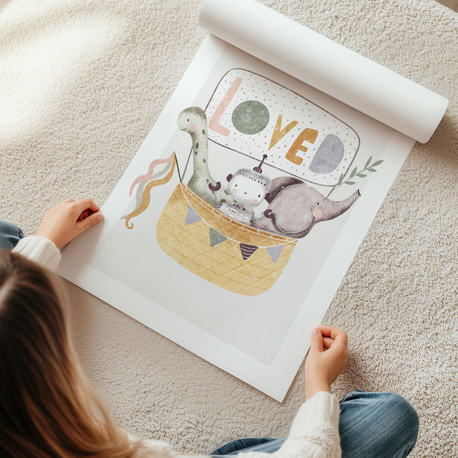 Kinderzimmerbil mit Tieren in einem Heißluftballon mit dem Text Loved- Poster für das Kinderzimmer